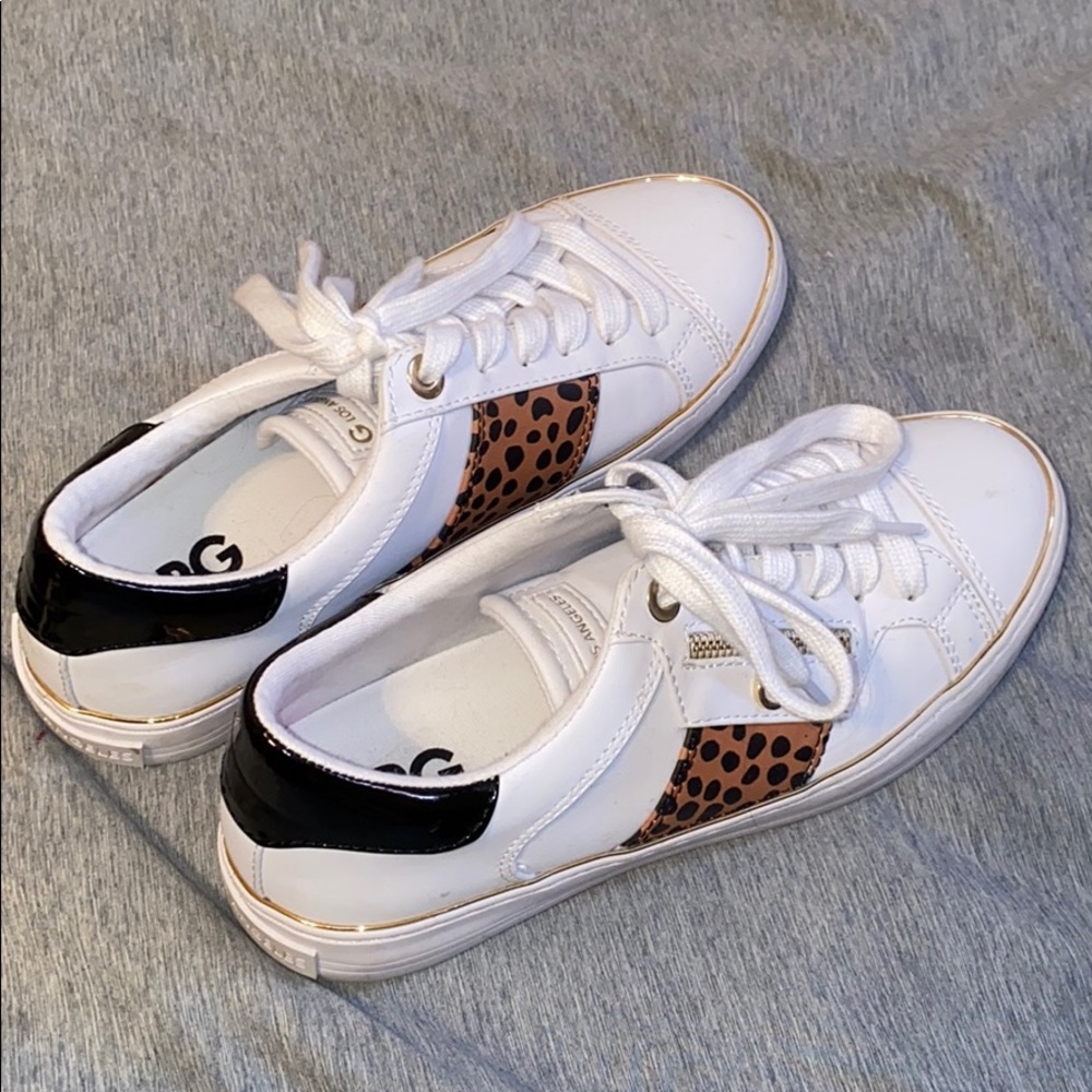 Casual white shoes w/ leopard print & gold accent